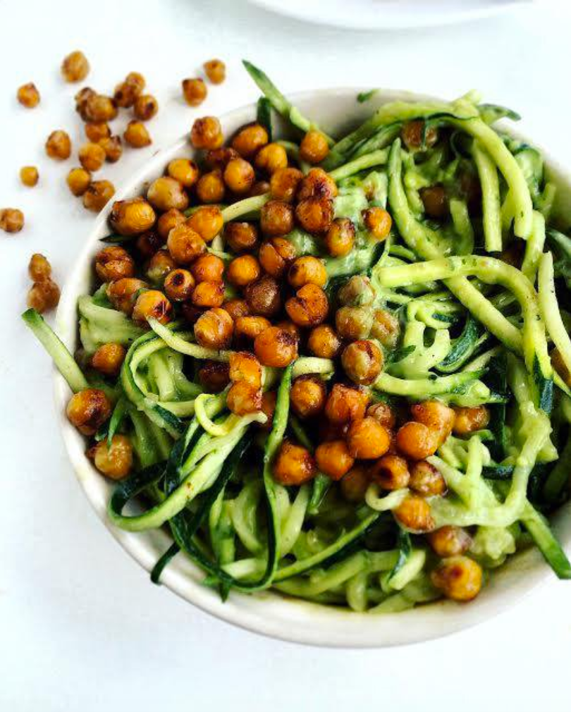 SÜSS-WÜRZIGE KICHERERBSEN MIT AVOCADO-PESTO-ZOODLES