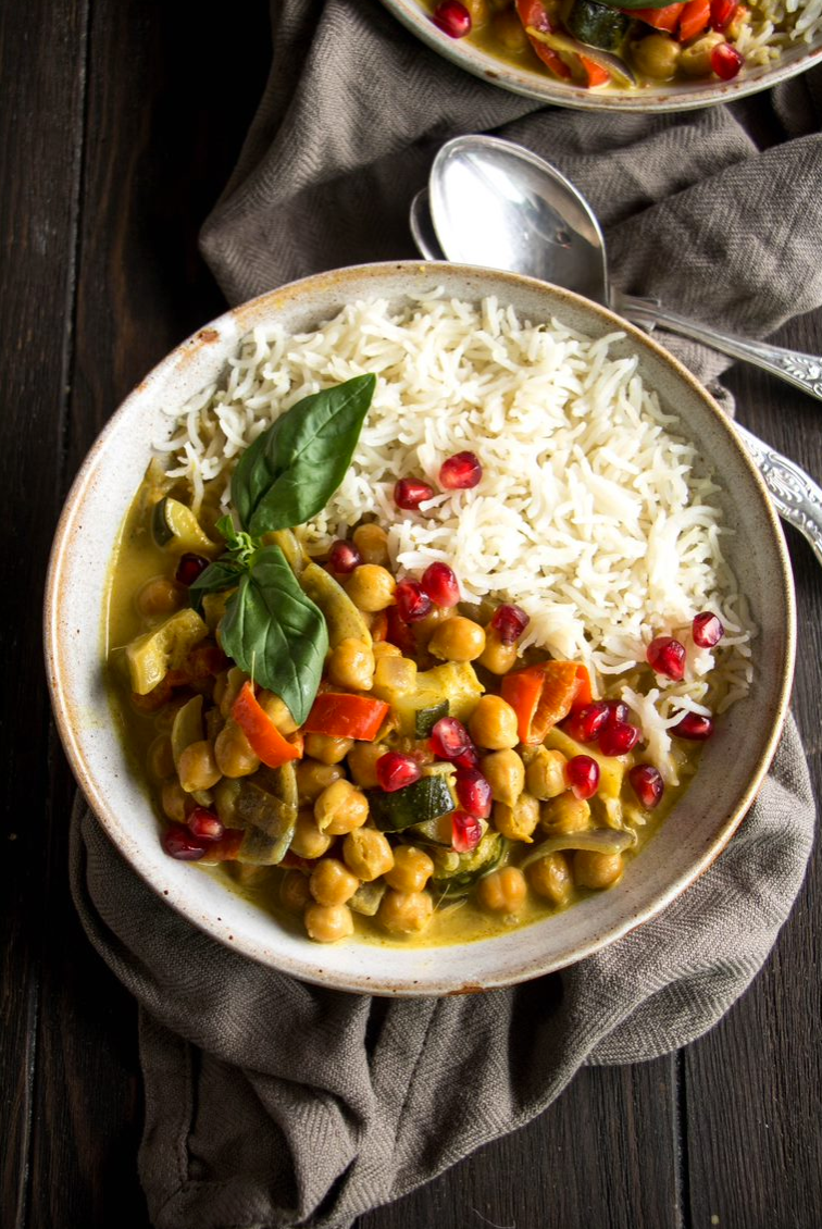 CREMIGES KOKOSNUSS-KICHERERBSEN-CURRY