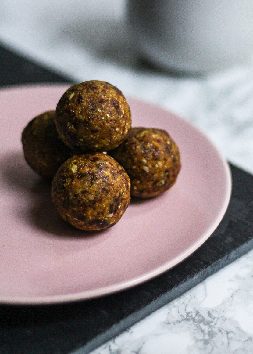 BANANA & CINNAMON ENERGY BALLS