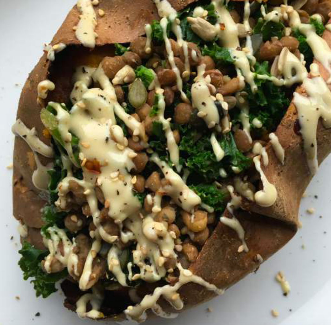 GEFÜLLTE SÜSSKARTOFFEL MIT LINSEN, GRÜNKOHL UND TAHINI
